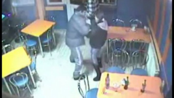 SCANDAL în cârciumă. O barmaniţă a fost bătută de o clientă beată